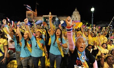 crowd2460276.jpg